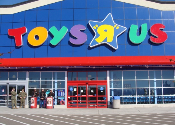 Toys”R”Us lowers free shipping threshold