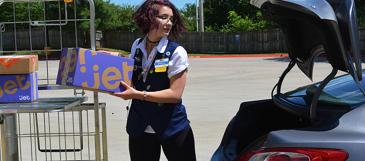 Walmart trialing “Associate Delivery” service