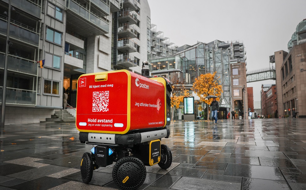 Posten Norge testing two autonomous robots at Aker Brygge